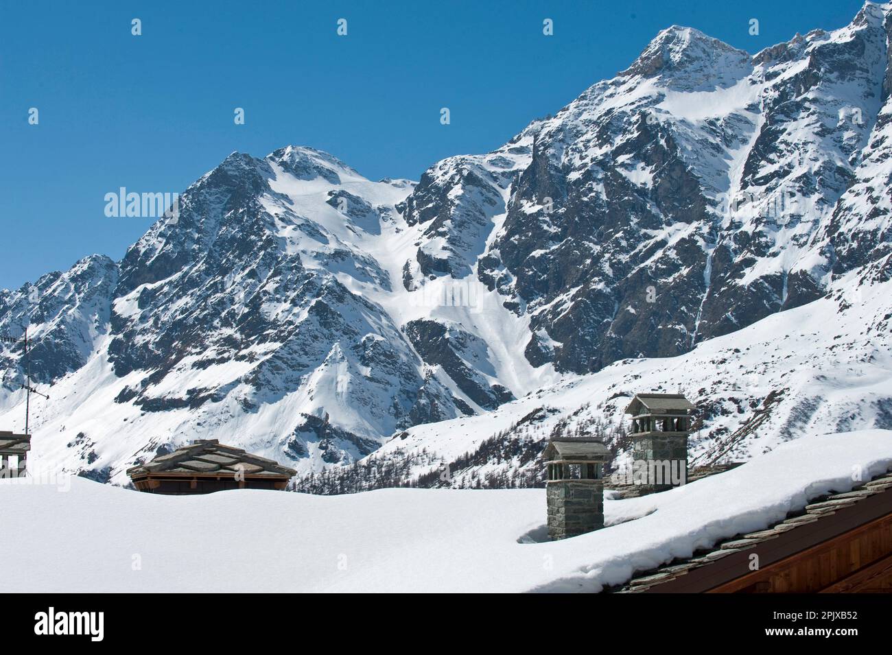 Cubiertas de nieve en Cervinia; Aosta; Italia; Europa Foto de stock