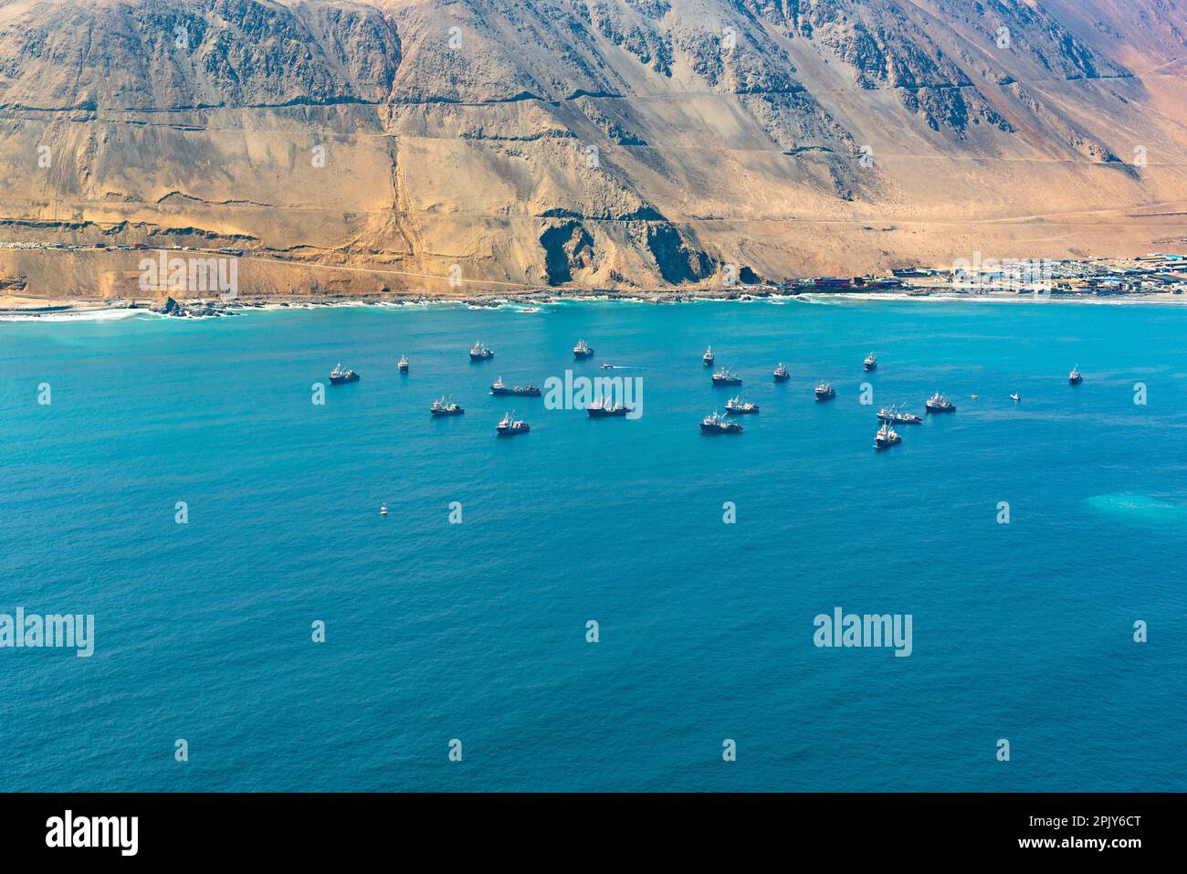Vista aérea de barcos de pesca en las costas de Iquique, Chile Foto de stock