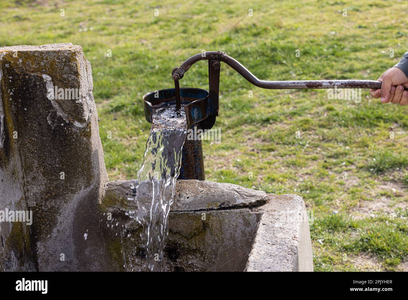 Bomba vieja usada para extraer agua del campo en Turquía. Bomba de pozo  retro, bomba de agua manual antigua (palanca). Bomba de agua de hierro  fundido vintage. Grabación de vídeo 4K Fotografía