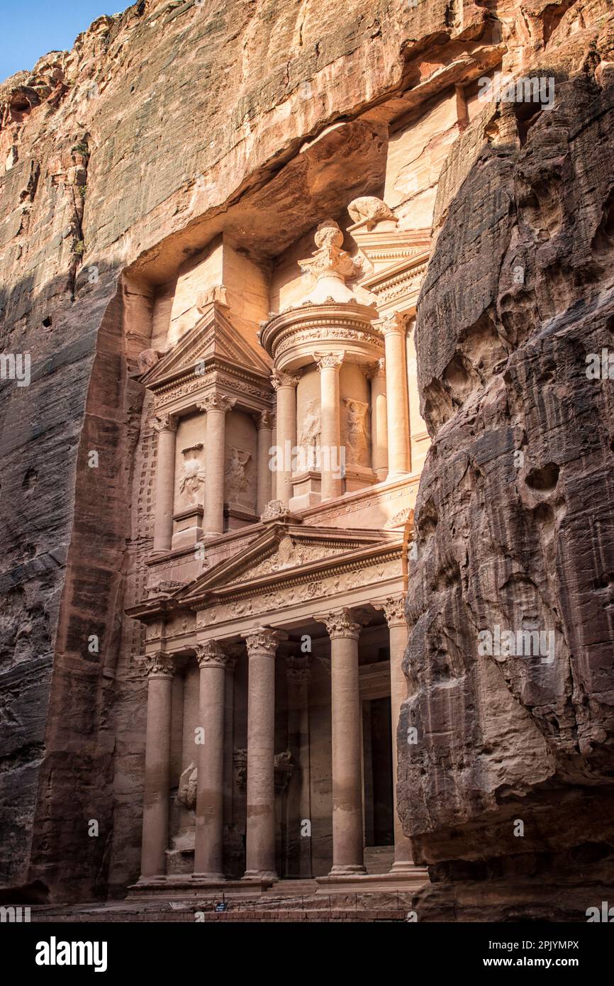 Al-Khazneh, conocido como ``El Tesoro'', es uno de los templos más elaborados de Petra, una ciudad del reino nabateo habitada por los árabes en la antigüedad. Al igual que con la mayoría de los otros edificios de esta antigua ciudad, incluyendo el Monasterio, las estructuras fueron talladas en una cara de piedra arenisca. Se cree que la estructura fue el mausoleo del rey nabateo Aretas IV en el siglo 1st dC. Jordania. Foto de stock