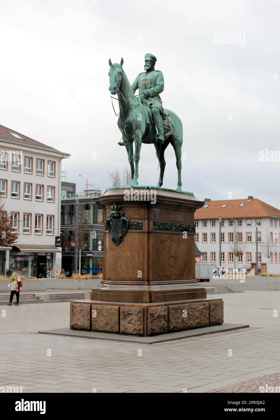 Estatua ecuestre de Ludwig IV, Gran Duque de Hesse, en la Friedensplatz, obra de arte de Fritz Schaper, creada en 1898, Darmstadt, Alemania Foto de stock