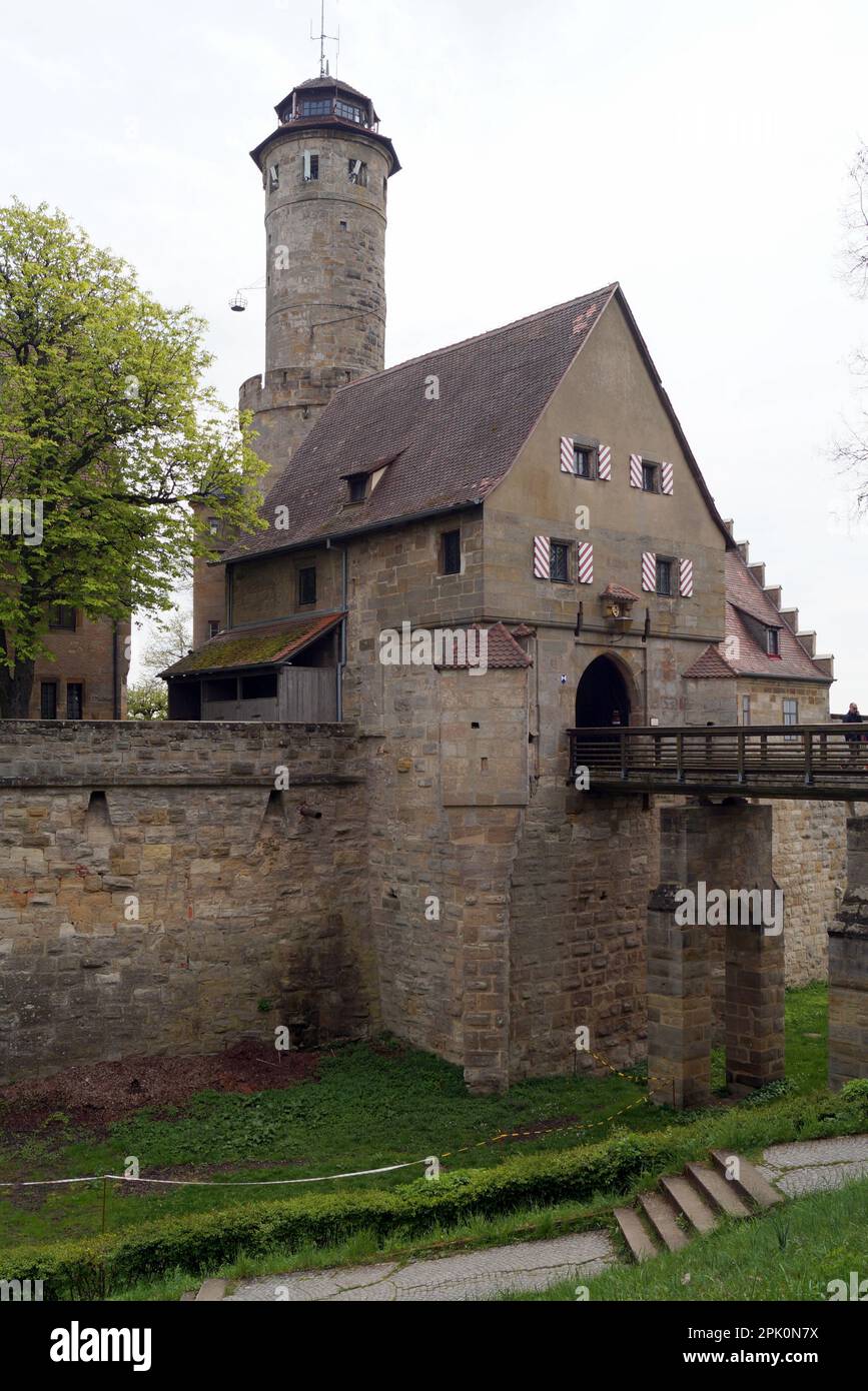 El Castillo de Altenburg, data del 12th Cent, dibuja el puente sobre el foso, Bamberg, Alemania Foto de stock