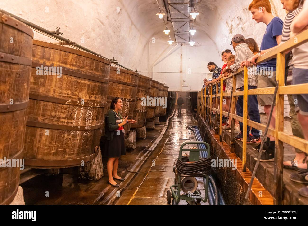 PILSEN, REPÚBLICA CHECA, EUROPA - Cervecería Pilsner Urquell. El guía turístico habla con los visitantes, por cubas históricas de elaboración de cerveza, barriles viejos. Foto de stock