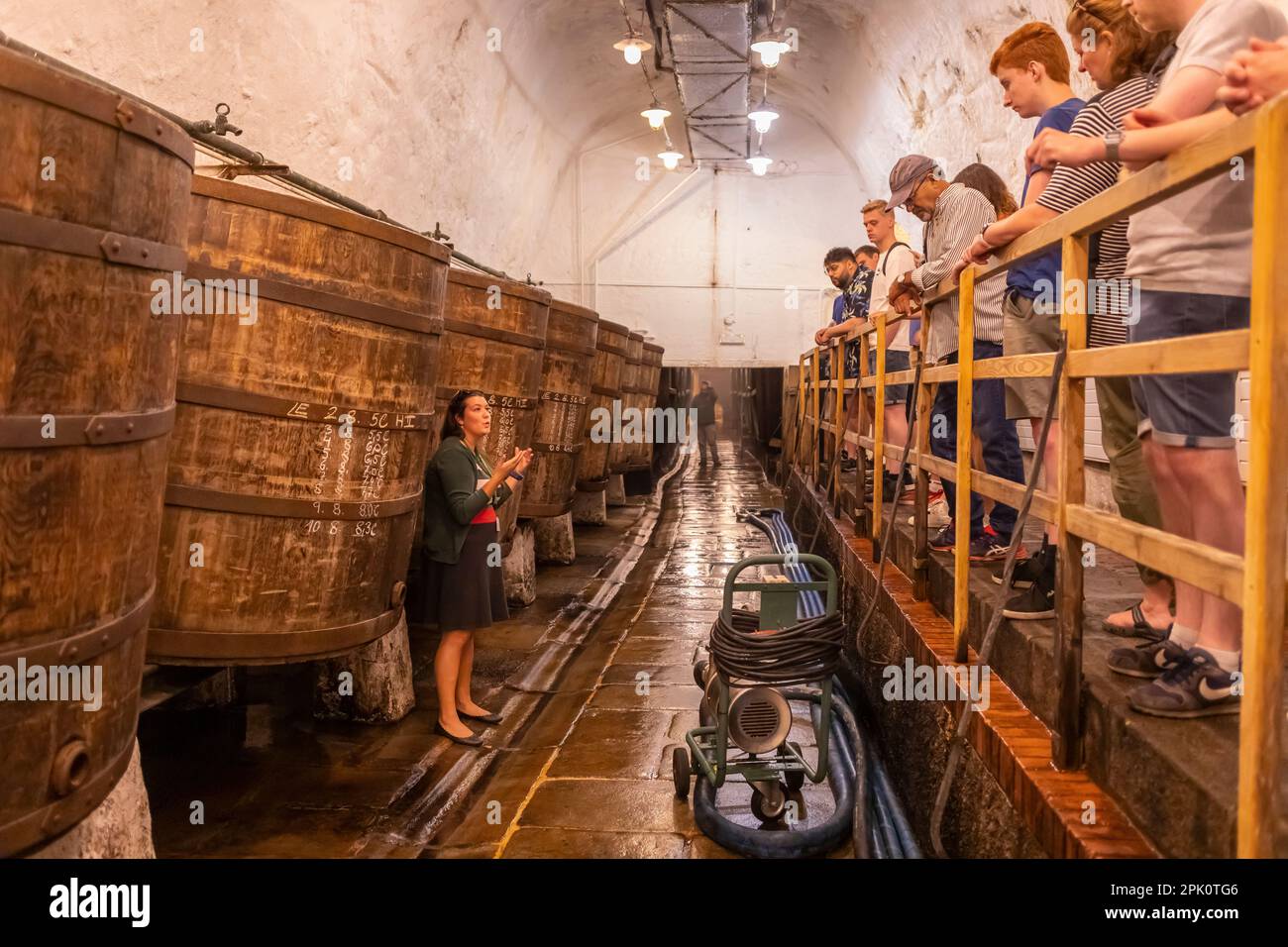 PILSEN, REPÚBLICA CHECA, EUROPA - Cervecería Pilsner Urquell. El guía turístico habla con los visitantes, por cubas históricas de elaboración de cerveza, barriles viejos. Foto de stock