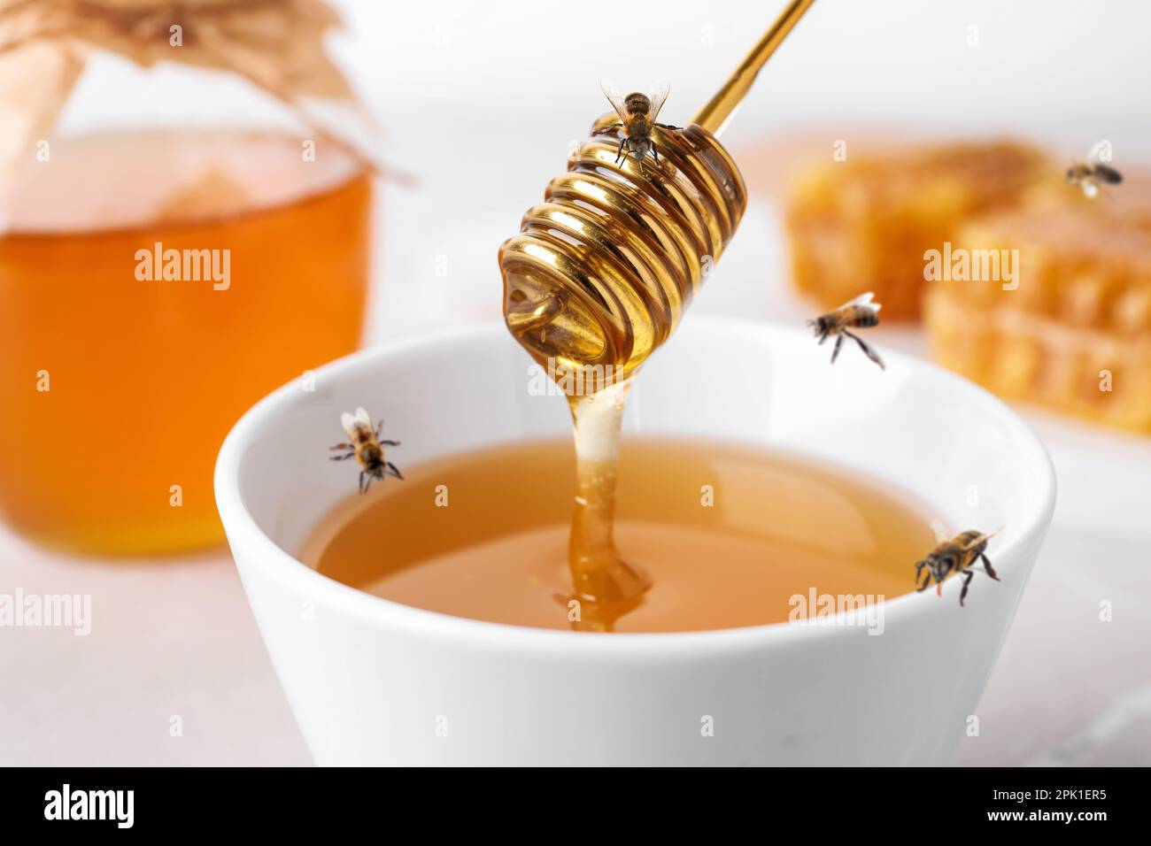 Panal con abejas y frasco de miel en mesa Fotografía de stock - Alamy