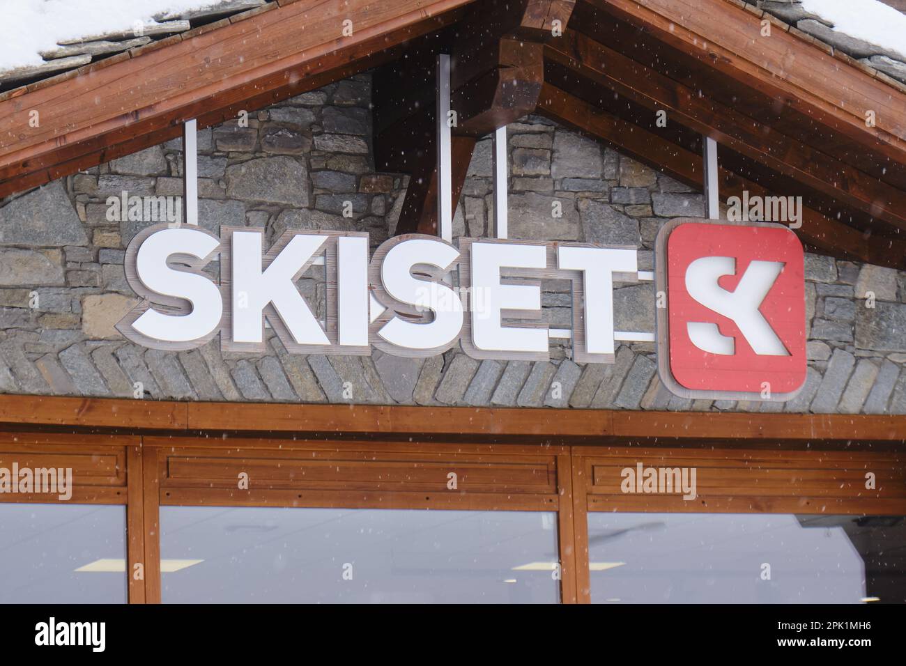 Logotipo de la tienda Skiset en invierno. Skiset es una cadena de tiendas  de alquiler de esquí y snowboard en Europa. Tignes, Francia - 1 de abril de  2023 Fotografía de stock - Alamy