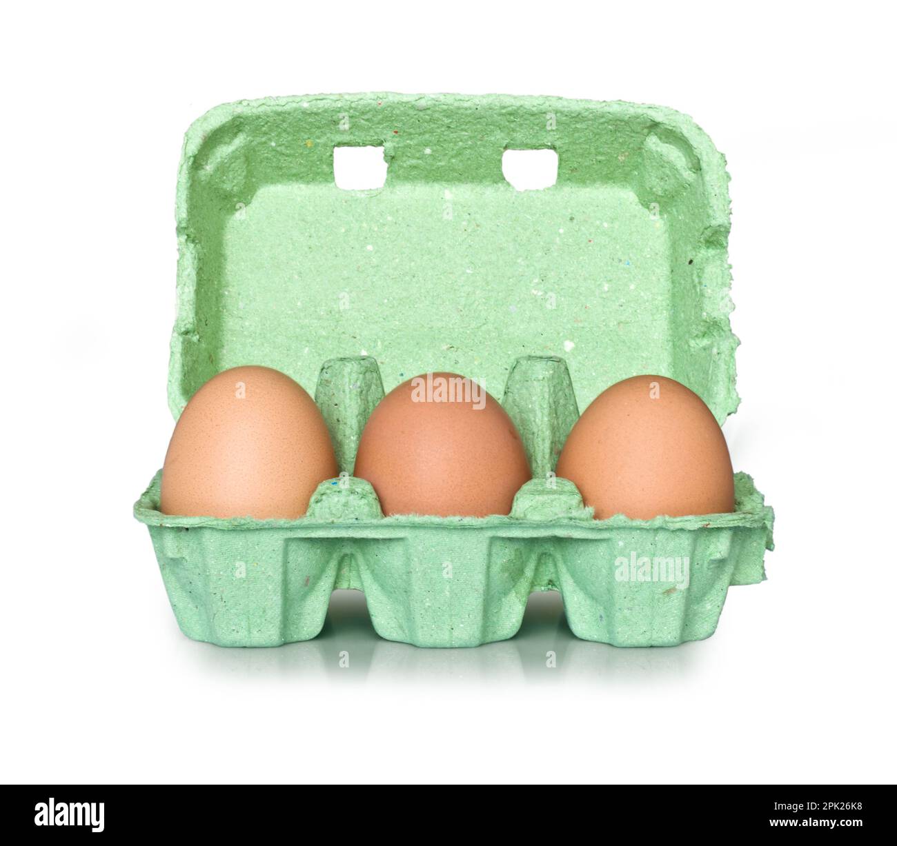 Caja verde de seis huevos orgánicos frescos aislados sobre fondo blanco Foto de stock