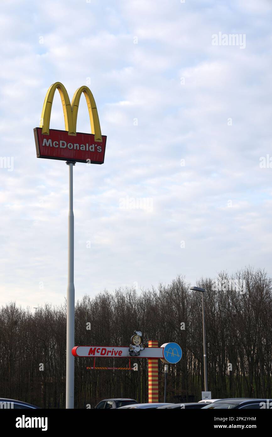 Señales de McDonald's Letra amarilla M grande en el poste con el