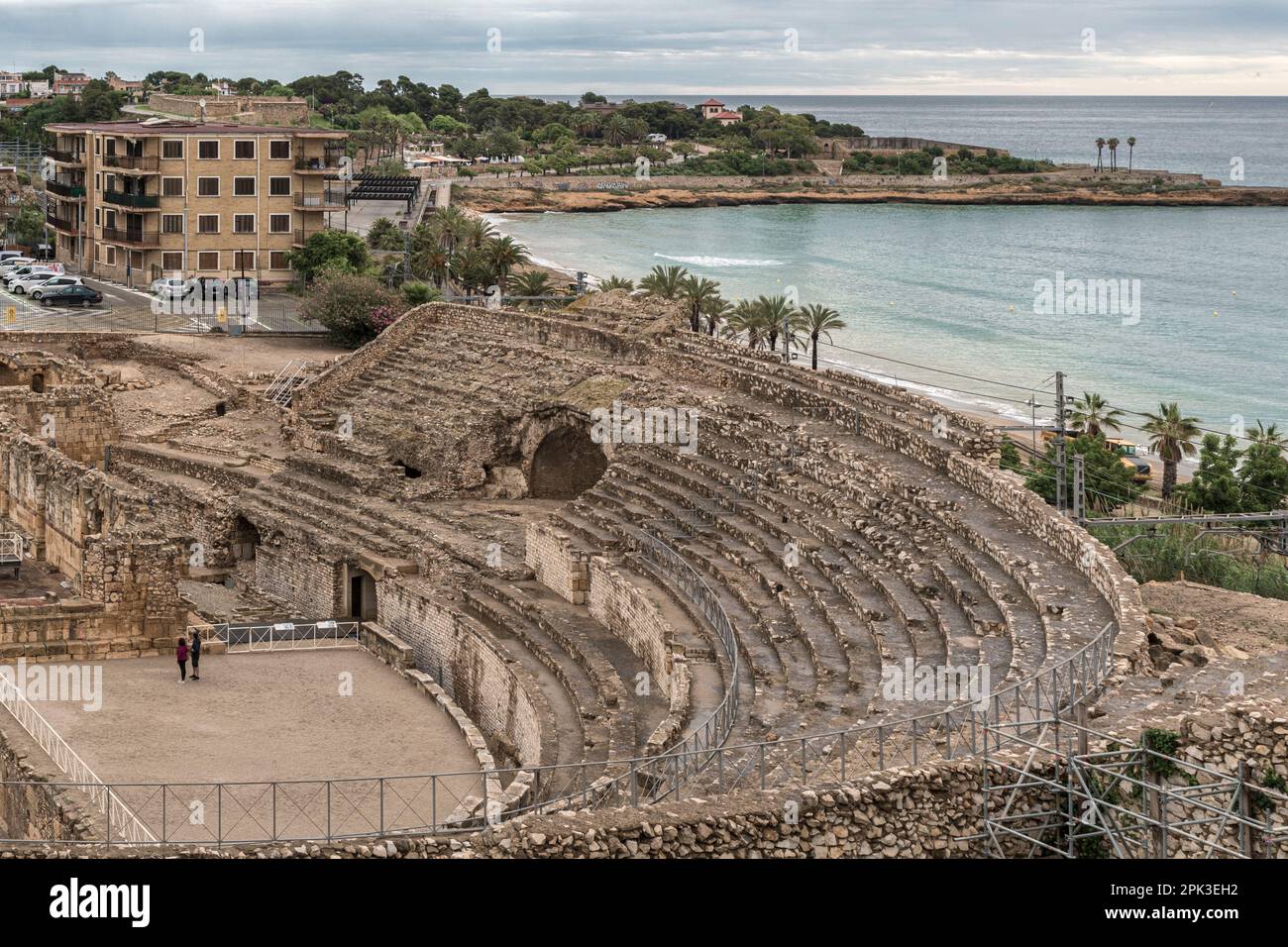 Anfiteatro Tarraco, edificio romano muy cerca del mar, detrás de las murallas de la ciudad de