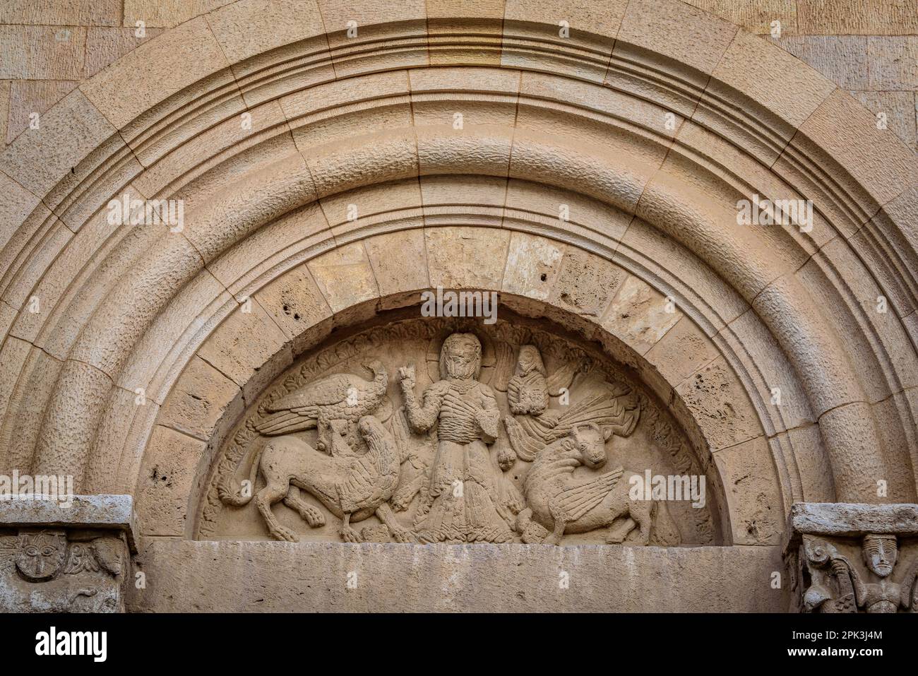 Detalle de la puerta del convento del Monasterio de Pedralbes (Barcelona, Cataluña, España) Esp: Detalle de la puerta del convento Foto de stock