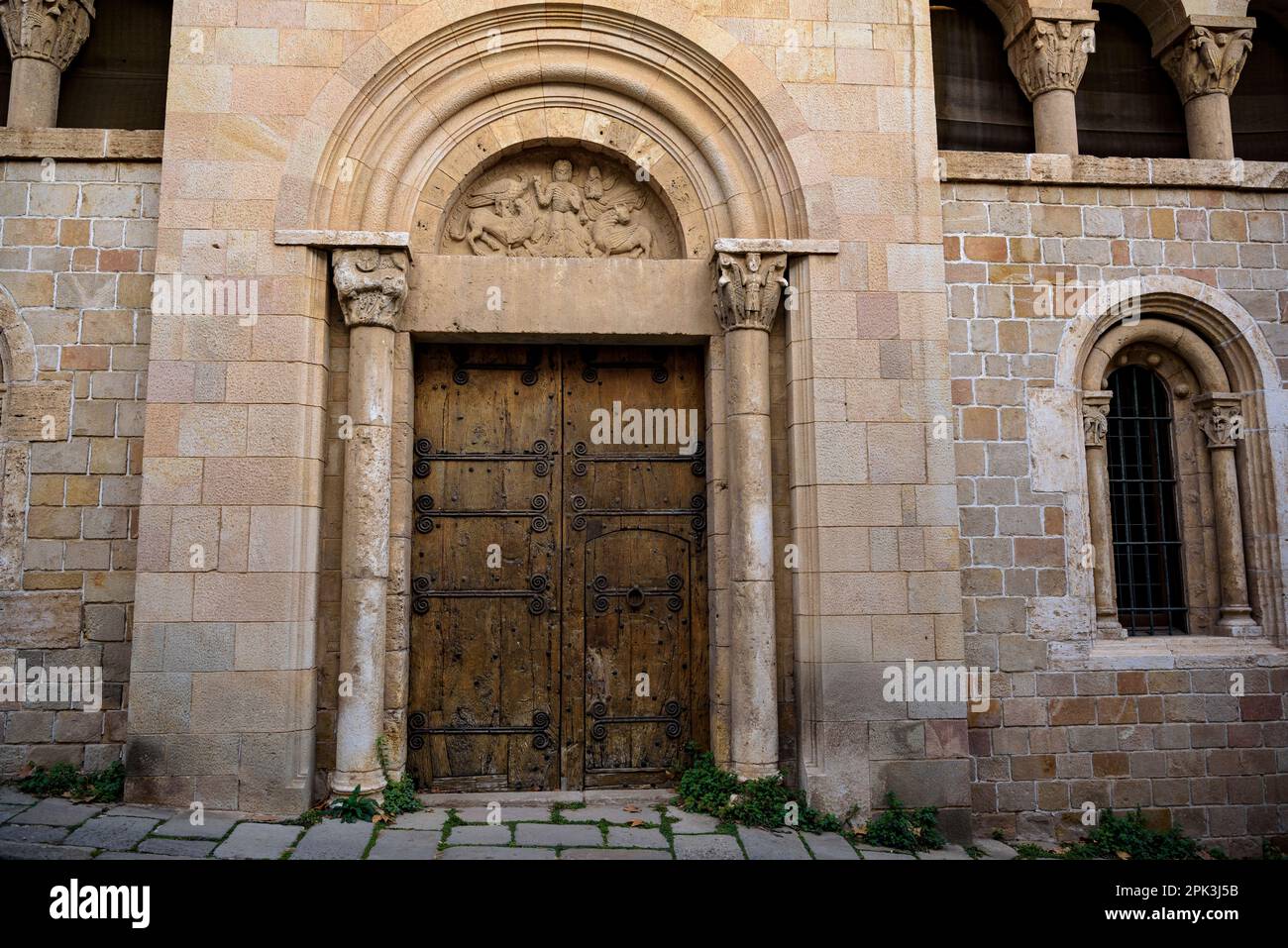 Detalle de la puerta del convento del Monasterio de Pedralbes (Barcelona, Cataluña, España) Esp: Detalle de la puerta del convento Foto de stock