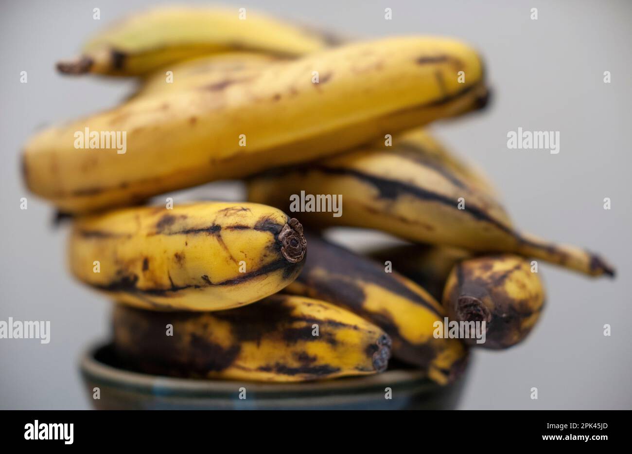 Plátanos maduros en Nueva York el domingo 2 de abril de 2023. (© Richard B. Levine) Foto de stock
