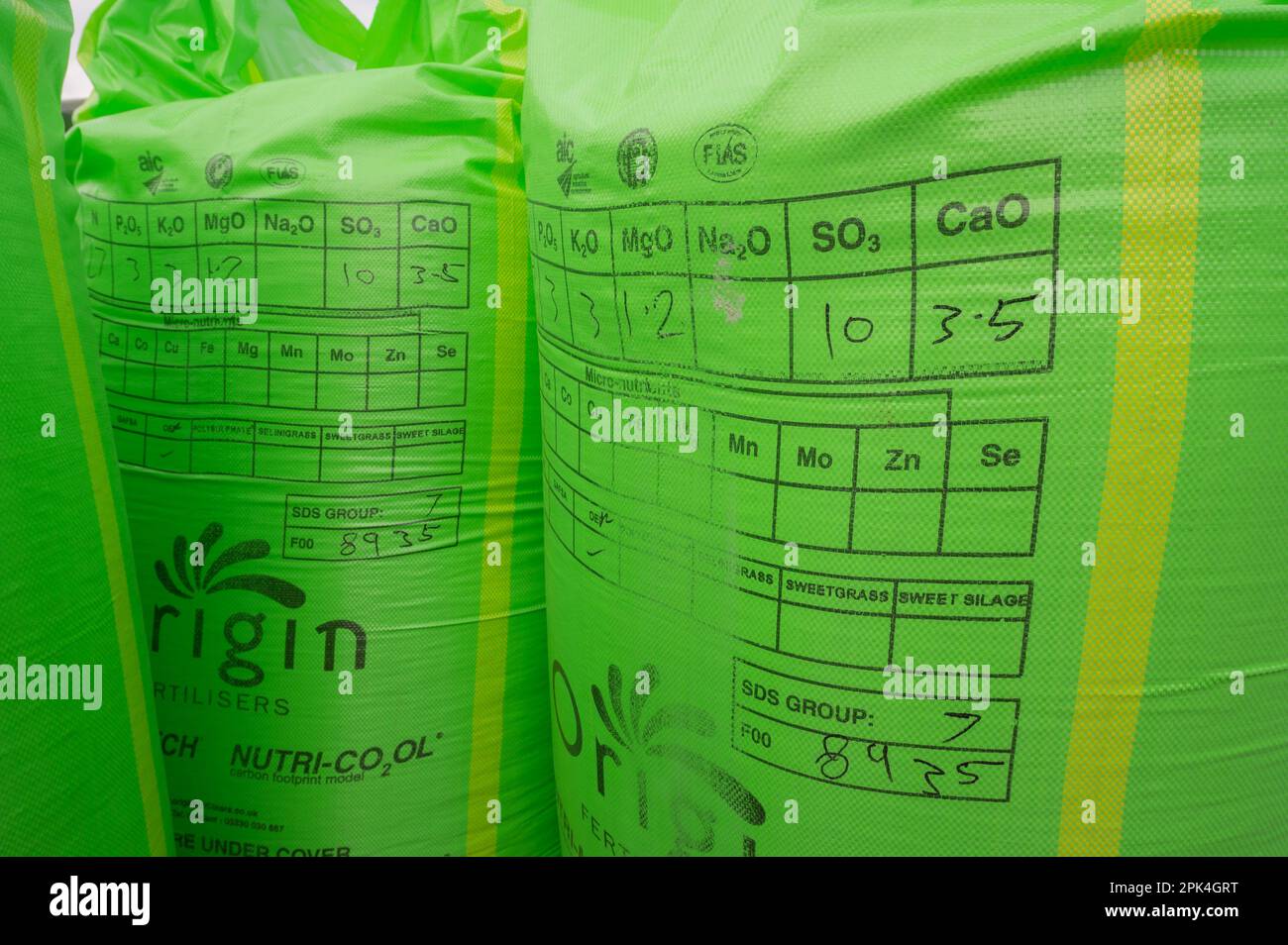 Bolsas de fertilizante en una granja lechera en Carmarthenshire, Gales, Reino Unido. Los químicos contenidos en el fertilizante incluyen fosfato y nitrógeno Foto de stock