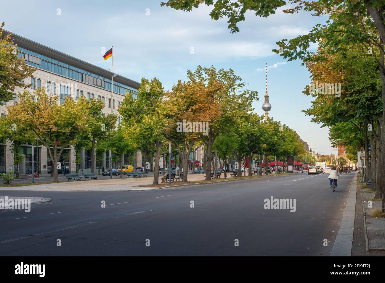 Unter den Linden Boulevard con Fernsehturm TV Tower - Berlín, Alemania Foto de stock