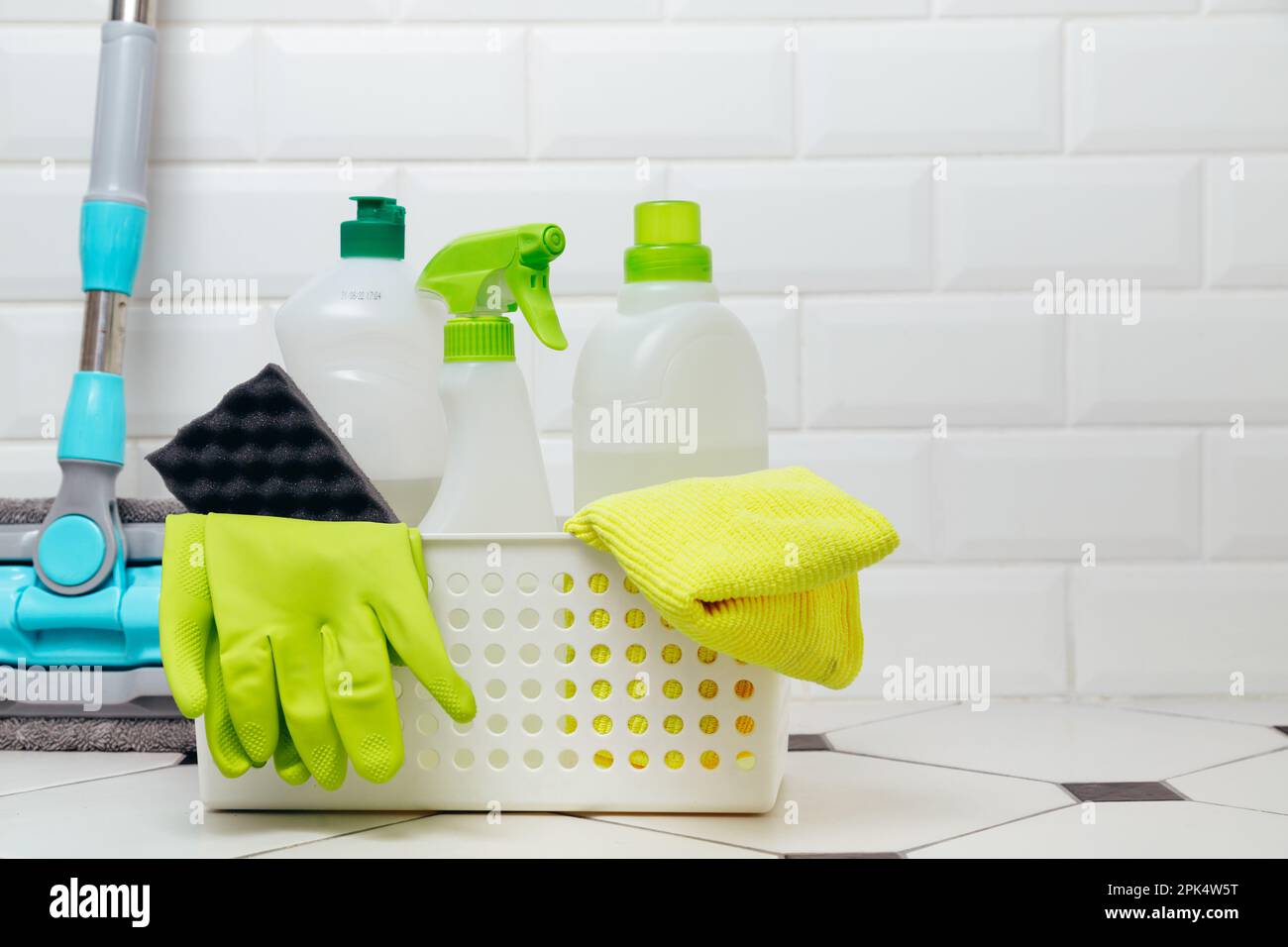 Cesta con rollos de papel higiénico, botella de jabón y plantas de limpieza  en la mesa del baño Fotografía de stock - Alamy