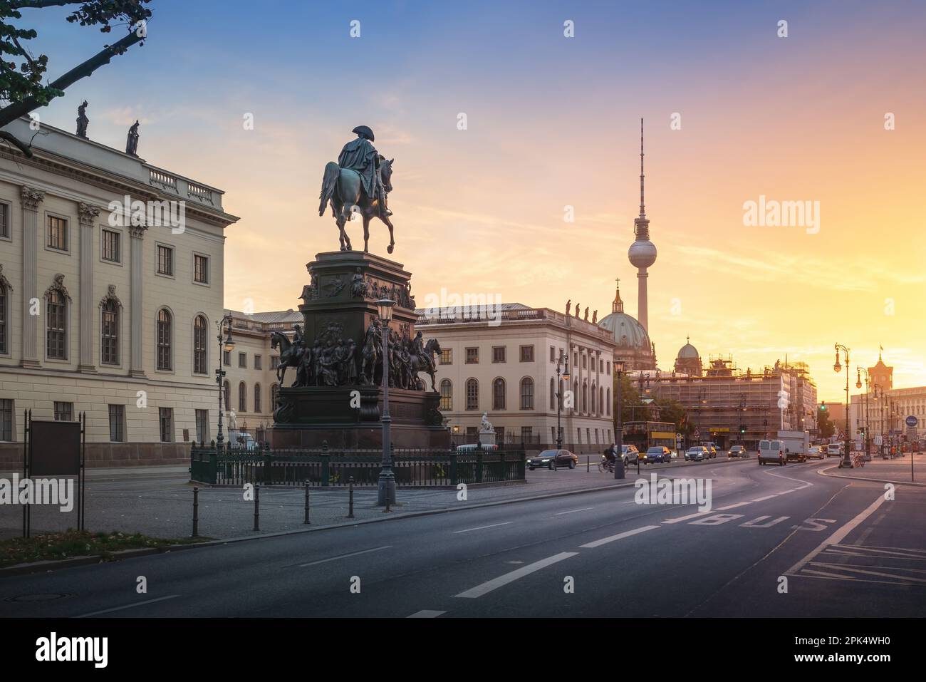 Unter den Linden Boulevard con la estatua de Federico el Grande y la torre de televisión Fernsehturm al amanecer - Berlín, Alemania Foto de stock