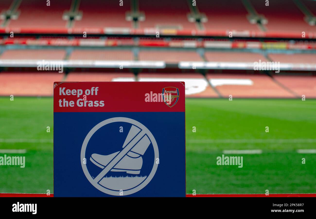HIGHBURY, LONDRES, INGLATERRA - Manténgase alejado de la señal de Grass en el estadio de fútbol Arsenal Emirates en Londres, Reino Unido Foto de stock