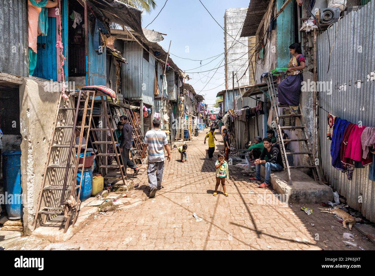 Dharavi en el centro de la ciudad, el barrio más grande de Asia con un estimado de 600, 000 personas, Mumbai, Maharashtra, India Foto de stock