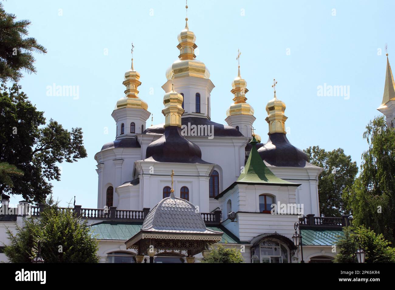 Iglesia de la Natividad de la Madre de Dios, Campanario de las Cuevas Far, Baja Lavra, Kiev, Ucrania Foto de stock