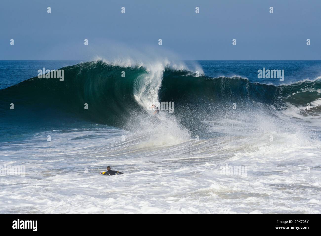 Hombre surfeando en ola grande, Newport Beach, California, EE.UU Foto de stock