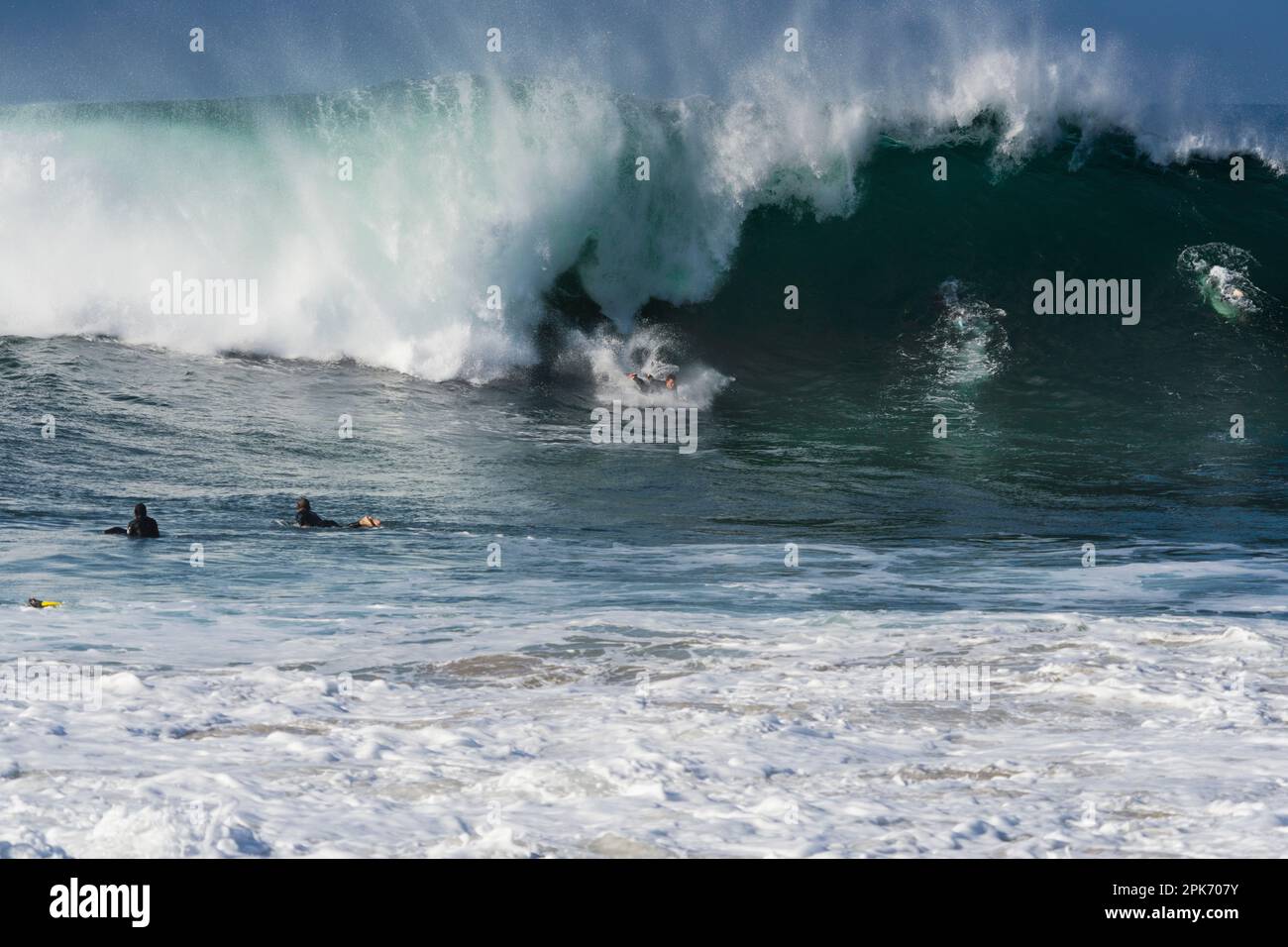 Hombre surfeando en ola grande, Newport Beach, California, EE.UU Foto de stock