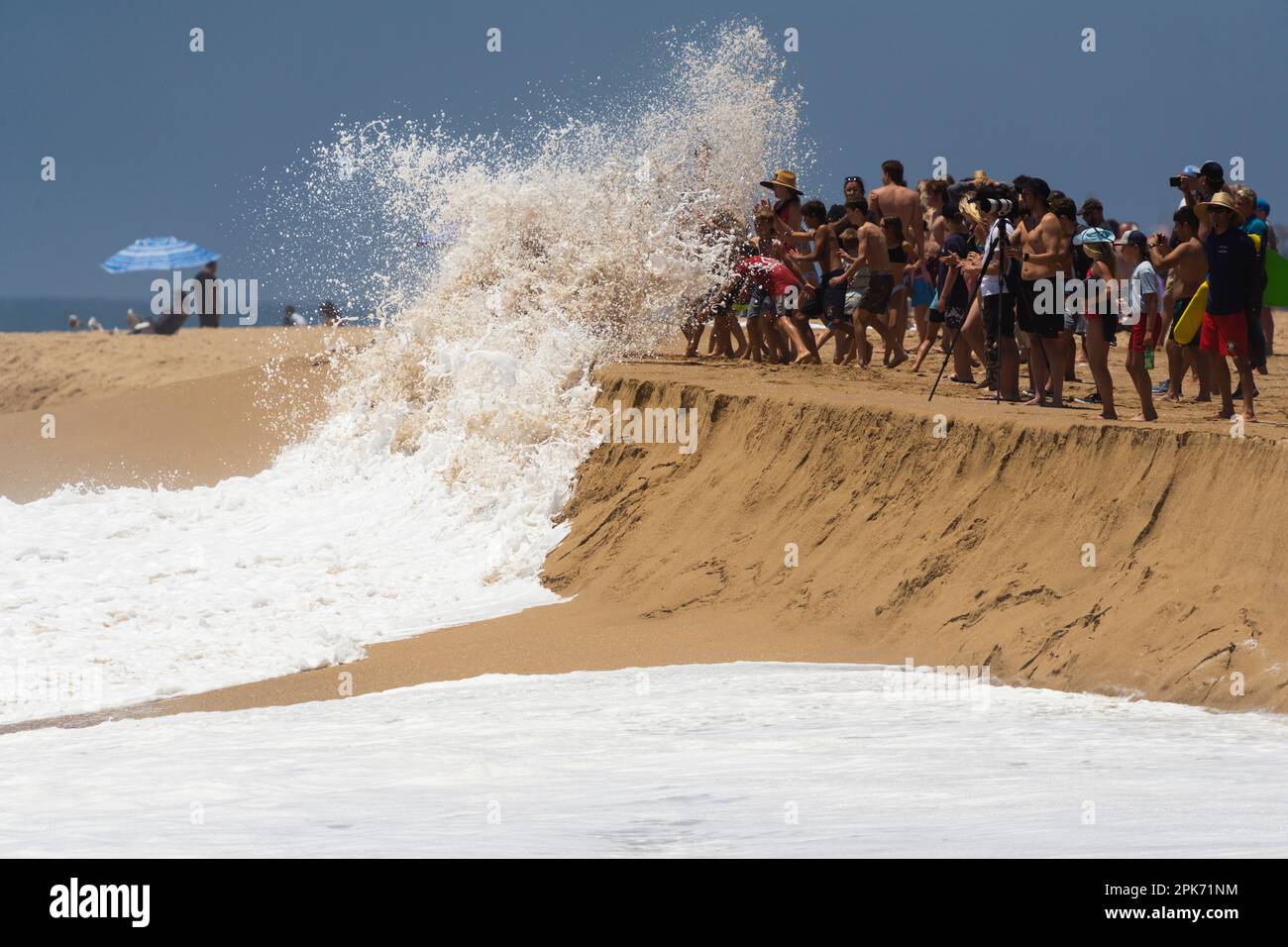 Personas tomando fotos en la playa, Newport Beach, California, Estados Unidos Foto de stock