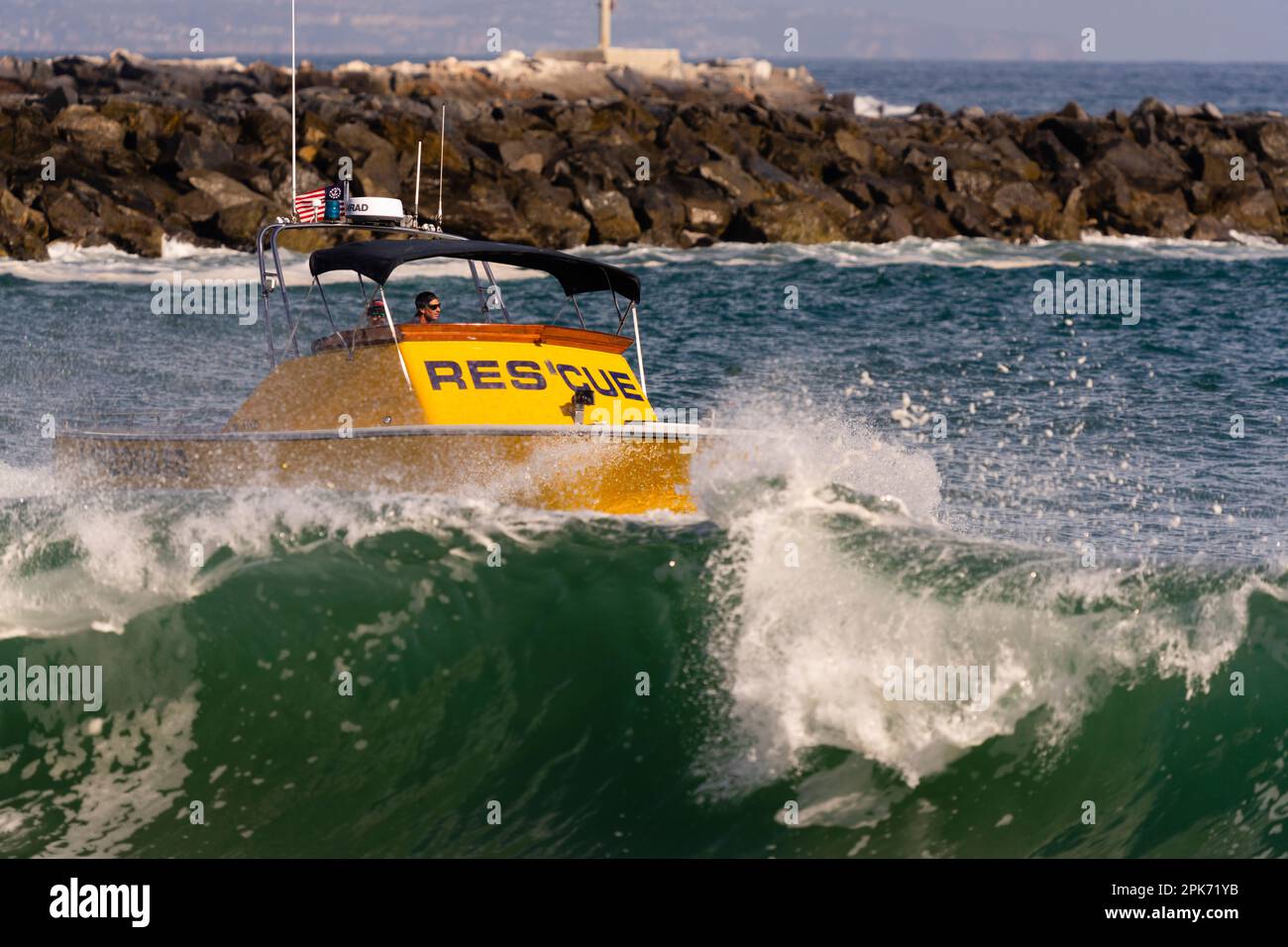 Barco salvavidas en el mar, Newport Beach, California, EE.UU Foto de stock