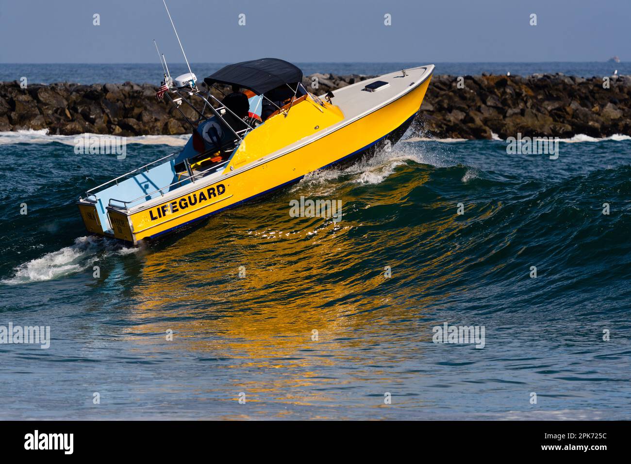 Barco salvavidas en el mar, Newport Beach, California, EE.UU Foto de stock