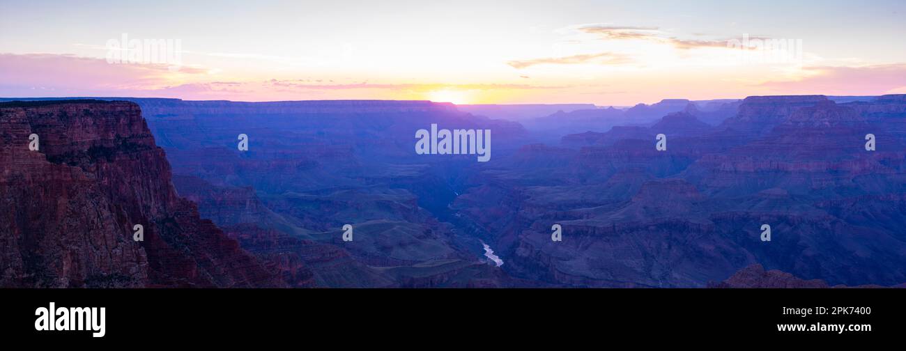 Puesta de sol sobre el majestuoso Parque Nacional del Gran Cañón, Arizona, Estados Unidos Foto de stock