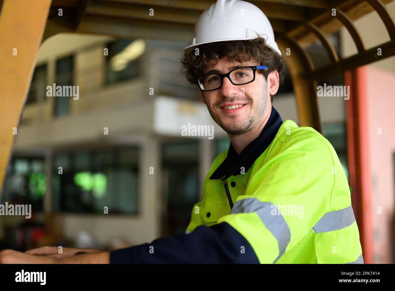 Trabajador feliz, retrato sonrisa guapo trabajo con cinturón de  herramientas de traje de seguridad y hombre de servicio de radio en  fábrica.