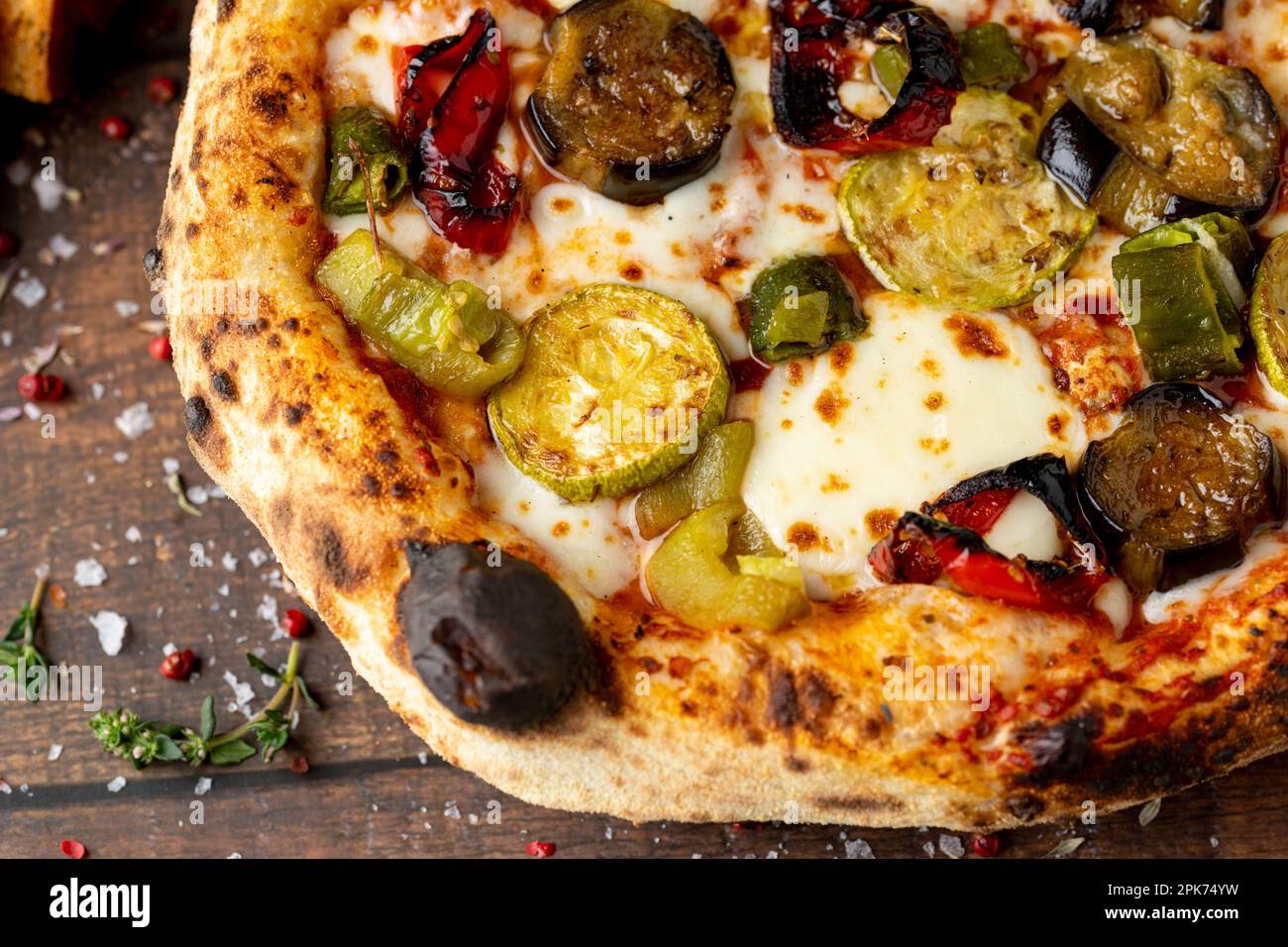 Pizza vegetariana con berenjena, calabacín y champiñones en mesa de piedra oscura Foto de stock