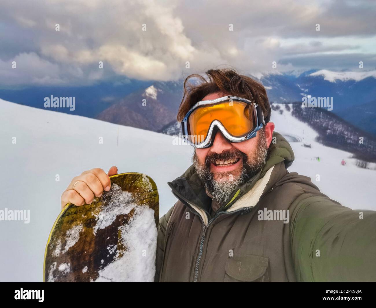 Hombre, barba, gafas de esquí, retrato, snowboard, pendiente, selfie, Foto de stock