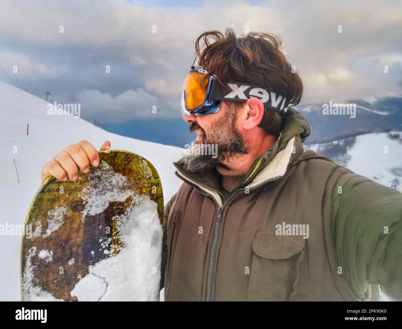 Hombre, barba, gafas de esquí, retrato, snowboard, pendiente, selfie, Foto de stock