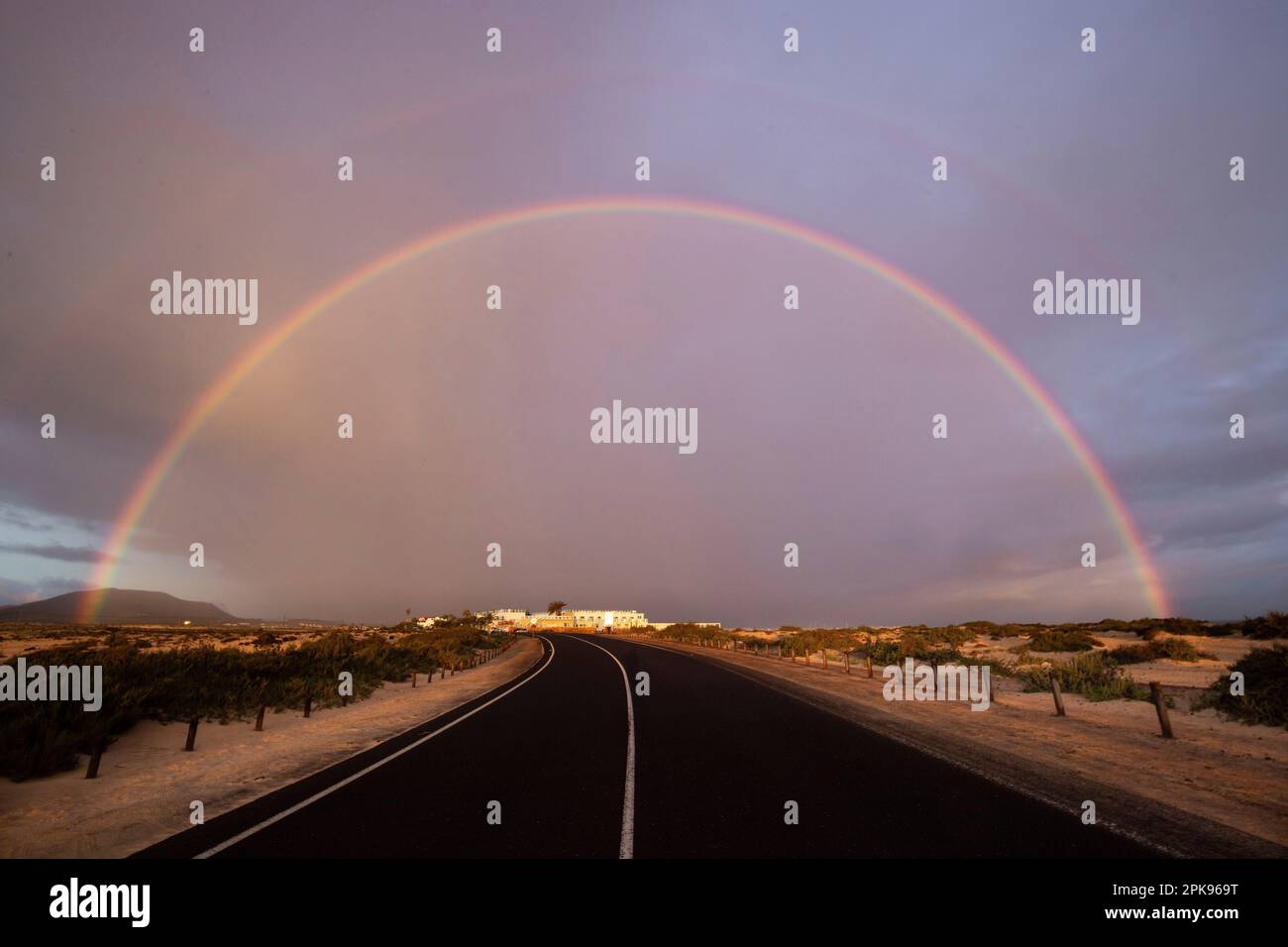 Arco iris sobre dunas de arena y un camino de dunas. Parque Nacional de  Corralejo por la mañana, Provincia de Las Palmas, Fuerteventura, Islas  Canarias, España Fotografía de stock - Alamy