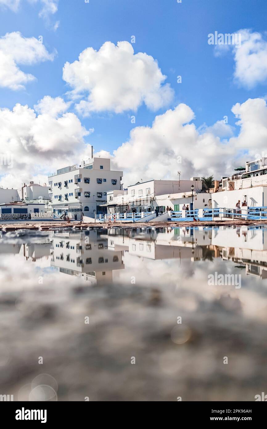 Hermosas casas blancas típicas junto al mar, puerto de Corralejo por la mañana, provincia de Las Palmas, Fuerteventura, Islas Canarias, España Foto de stock