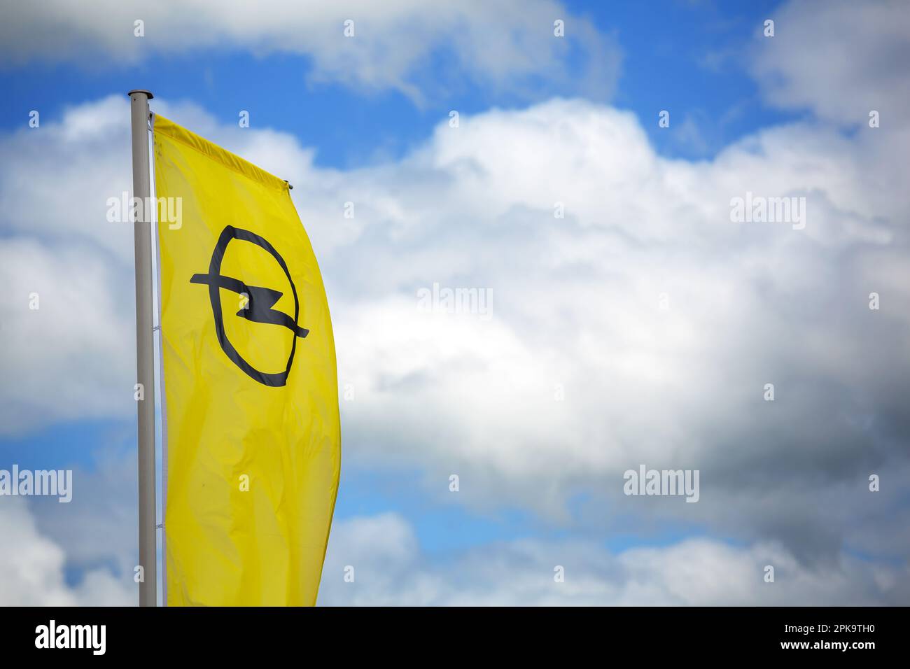 30.04.2018, Alemania, Saarland, Voelklingen - bandera de Opel. 00A180430D119CAROEX.JPG [VERSIÓN MODELO: NO APLICABLE, VERSIÓN PROPIEDAD: NO (c) caro imágenes / Foto de stock
