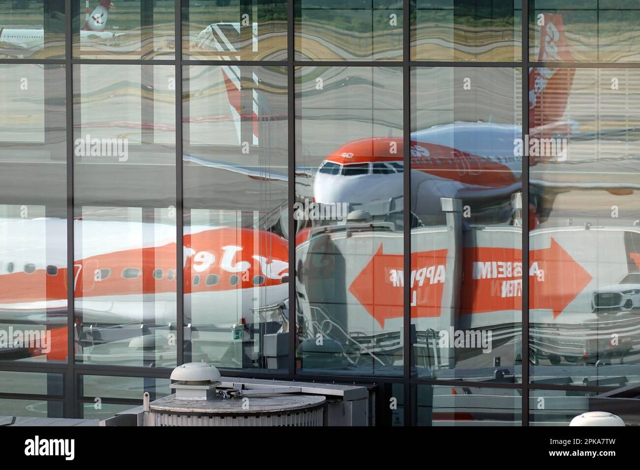 13.06.2022, Alemania, Brandeburgo, Schoenefeld - Avión de easyJet reflejado en la fachada de cristal de la terminal en el aeropuerto de BER. 00S220613D311CAROEX. Foto de stock