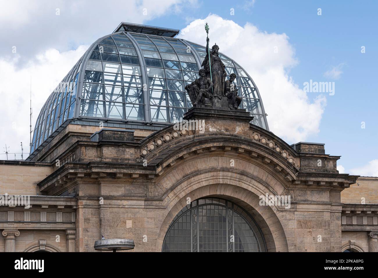Dresde: En la estación principal. Saxonia delante de la cúpula de cristal. Foto de stock