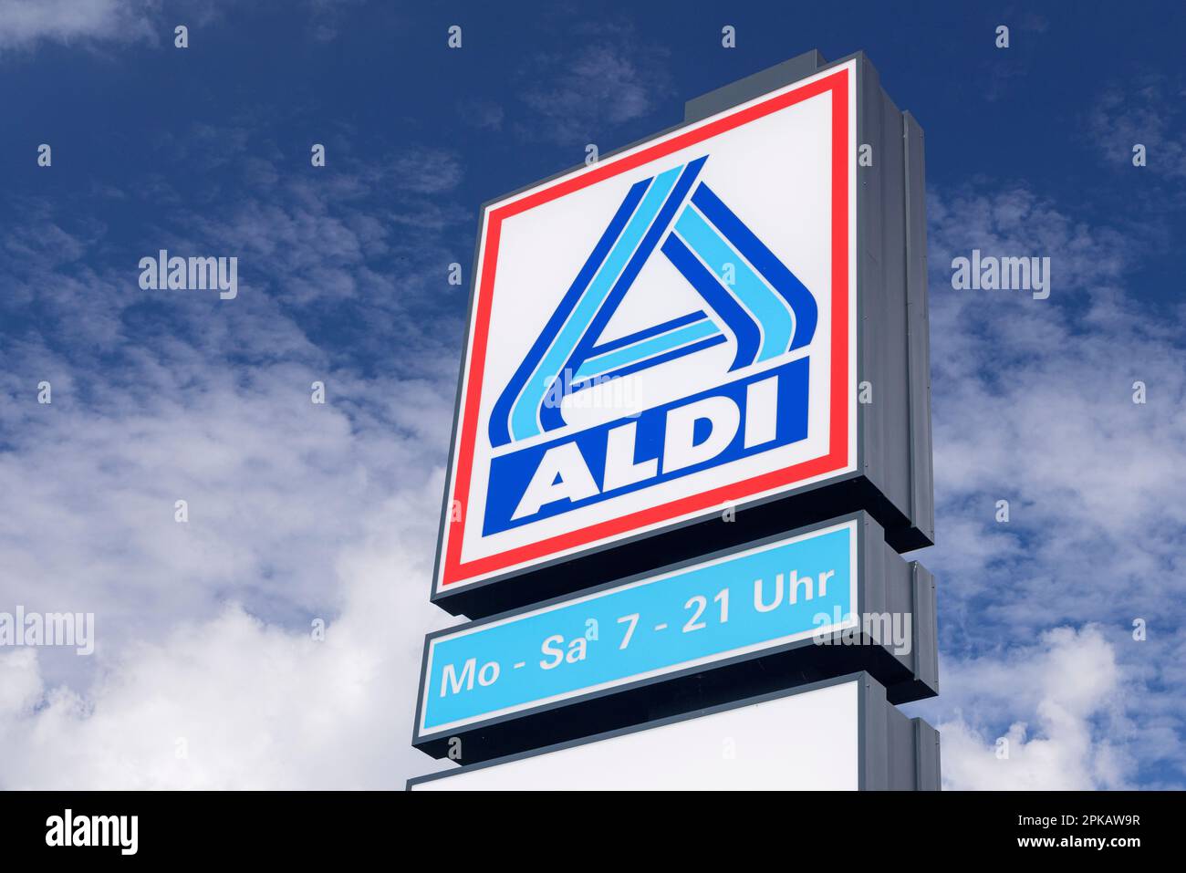 Logotipo de Aldi con horario de apertura de una tienda ALDI North