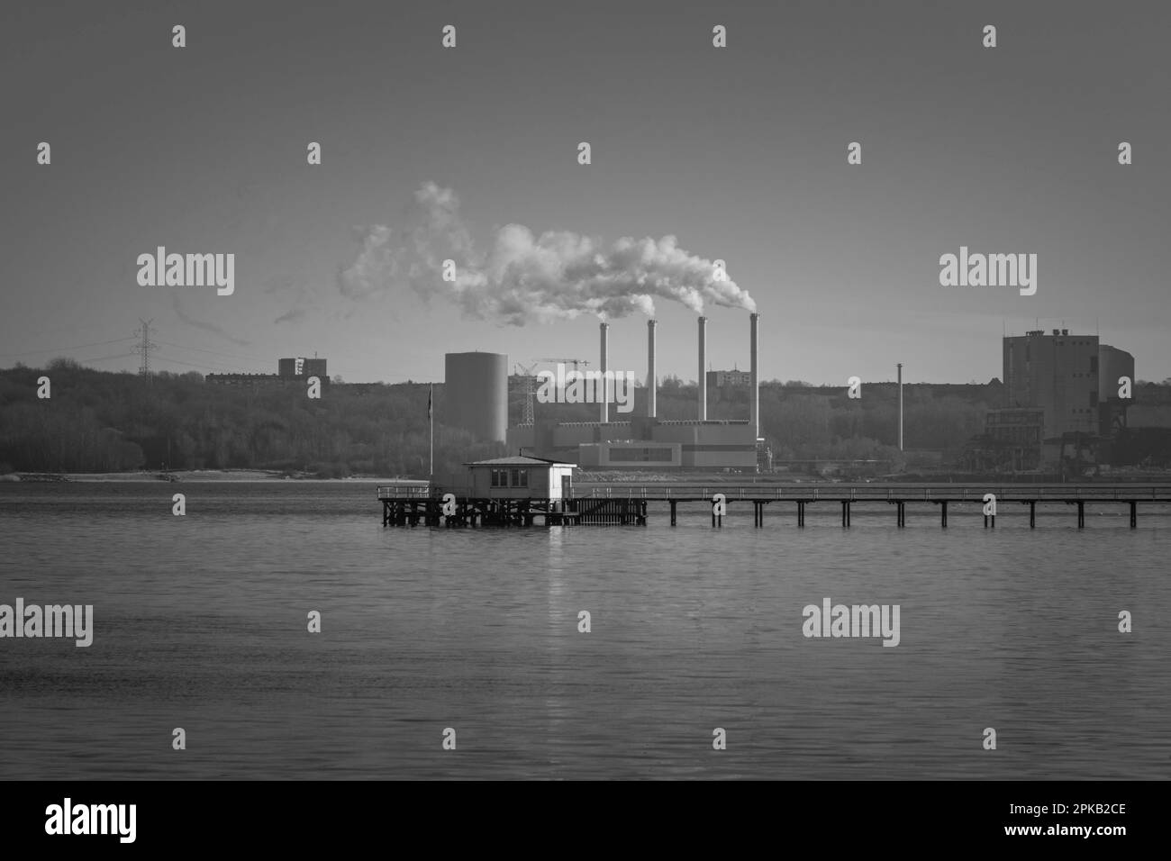 Planta industrial en Kiel, chimeneas de fumar, fiordo de Kiel, Schleswig-Holstein, Alemania Foto de stock