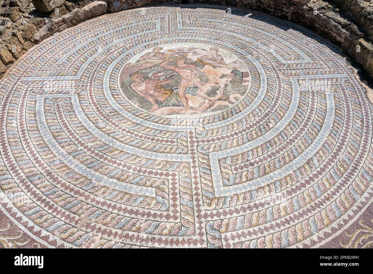 Paphos, Distrito de Paphos, Chipre - 23 de marzo de 2023 - Pisos decorados con mosaicos con mitología griega antigua en Nea Paphos Foto de stock