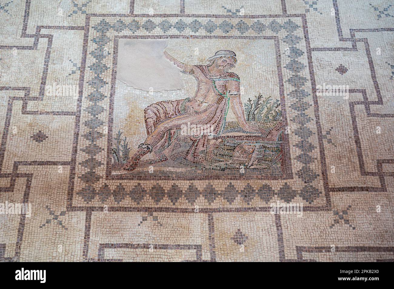 Paphos, Distrito de Paphos, Chipre - 23 de marzo de 2023 - Pisos decorados con mosaicos con mitología griega antigua en Nea Paphos Foto de stock