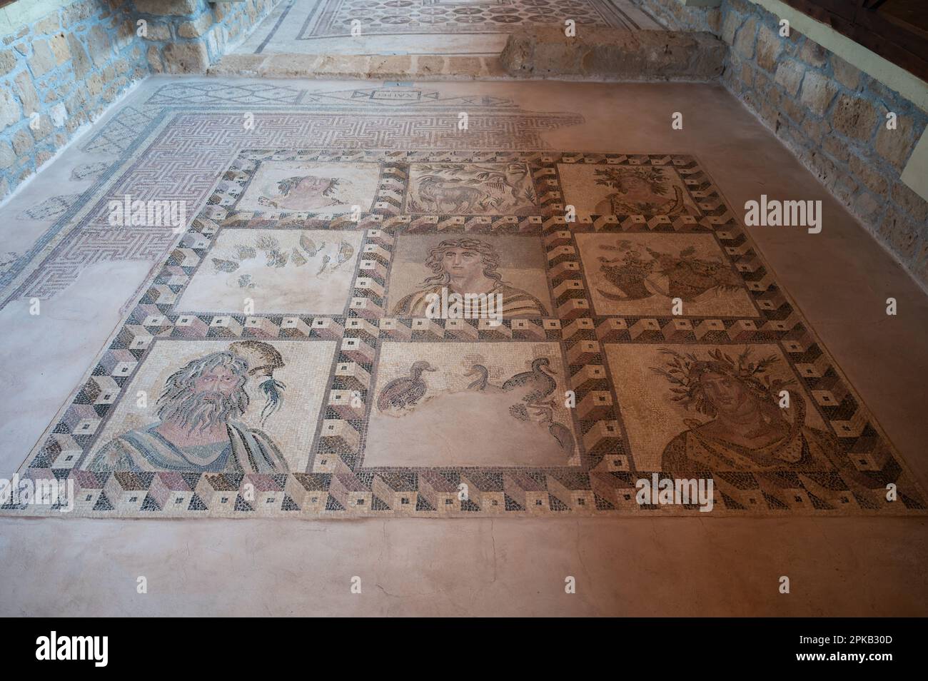 Paphos, Distrito de Paphos, Chipre - 23 de marzo de 2023 - Pisos decorados con mosaicos con mitología griega antigua en Nea Paphos Foto de stock