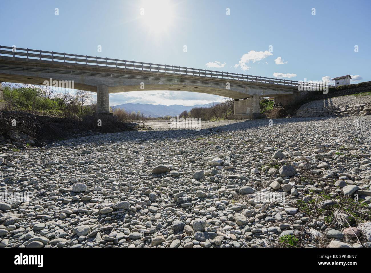 Problemas de sequía y aridez en el río Po, que está completamente desprovisto de agua bajo el puente, cambio climático y calentamiento global Foto de stock