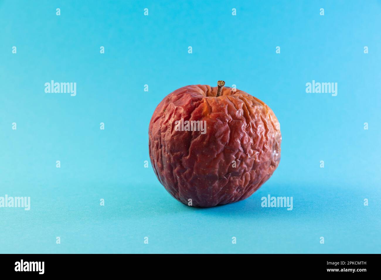 manzana podrida sobre un fondo de color primer plano Foto de stock