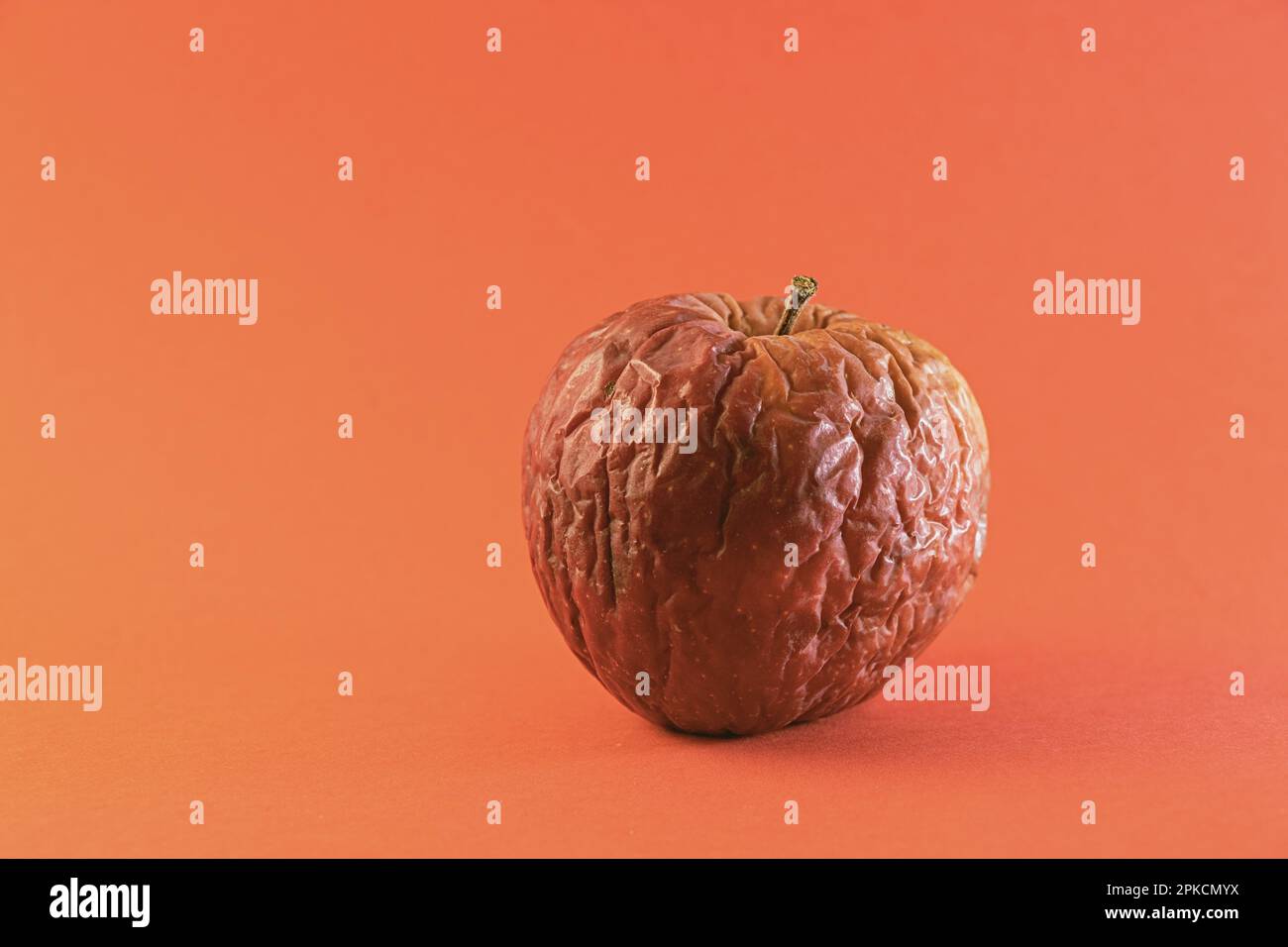manzana podrida sobre un fondo de color primer plano Foto de stock