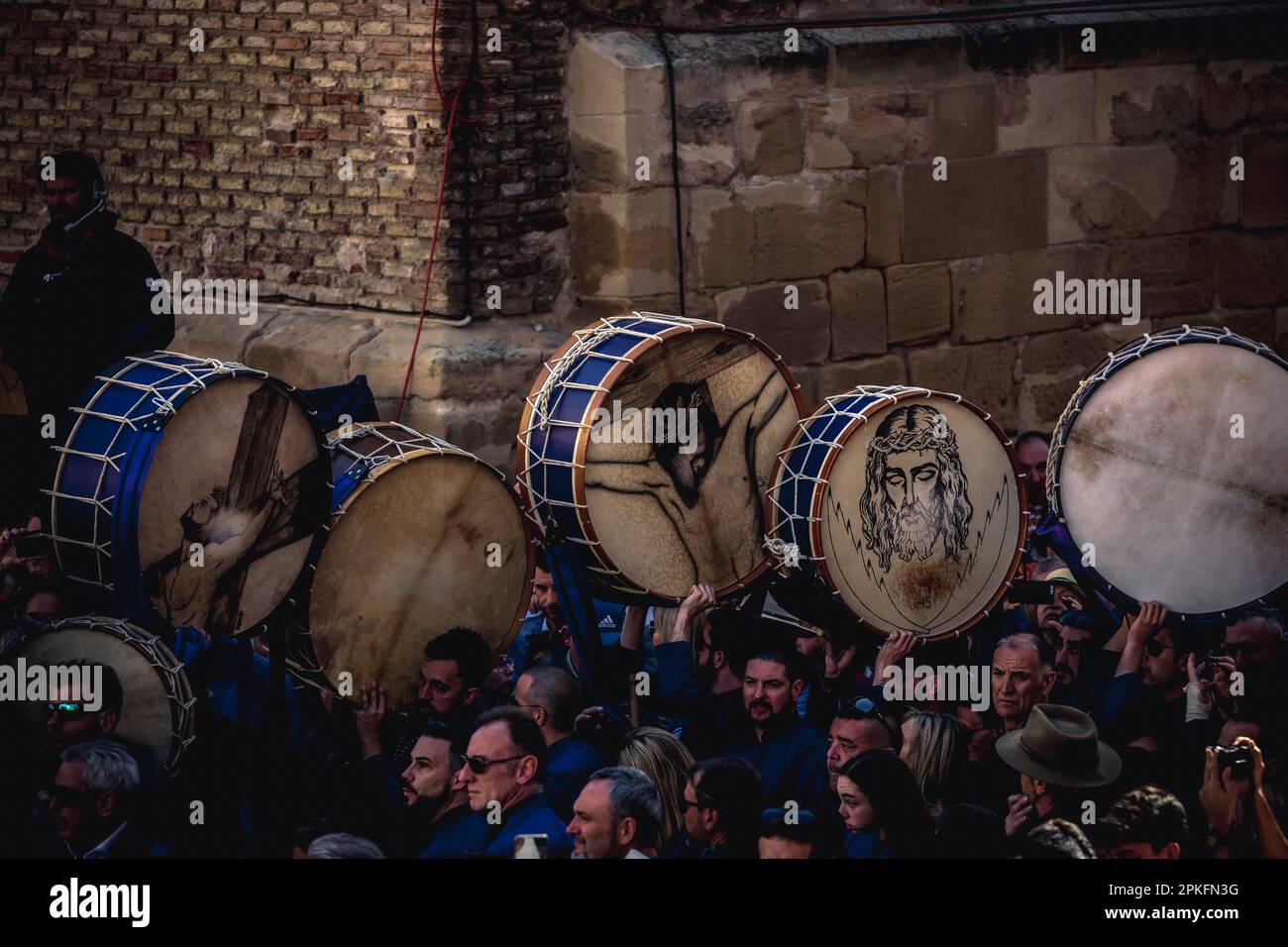 Calanda, España. 07th de abril de 2023. Tambores que representan el rostro  de Jesucristo entran en el lugar de la 'Tamborrada' el Viernes Santo en el  municipio de Calanda. Crédito: Matthias Oesterle/Alamy