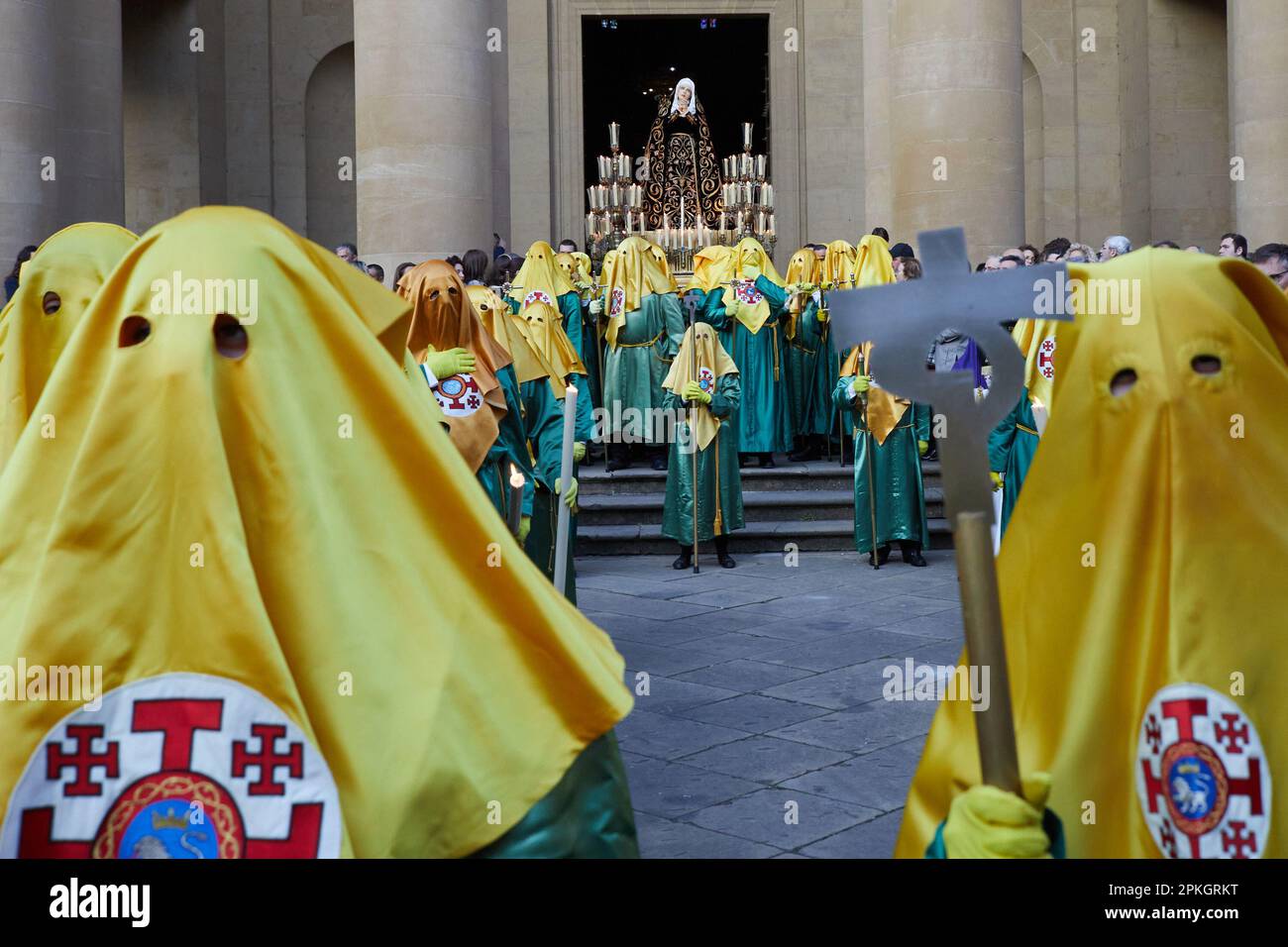 Pamplona, Navarra, España. España.7th Abr. 2023. Religión. Procesiones de Semana Santa. El paso de 'La Dolorosa', creado por Rosendo Nobas en 1883, es el más antiguo de la procesión del Santo Entierro del Viernes Santo de Pamplona, y se une al desfile después de salir de la Catedral de Santa María La Real para participar en el evento más destacado de la Semana Santa de Pamplona, En el que desfilan doce pasos por las calles del casco antiguo en una ruta de más de 2 kilómetros y con la participación de cerca de 2.000 personas en los diferentes grupos que participan en la procesión en Pamplona (España) el 7 de abril de 2023. CR Foto de stock