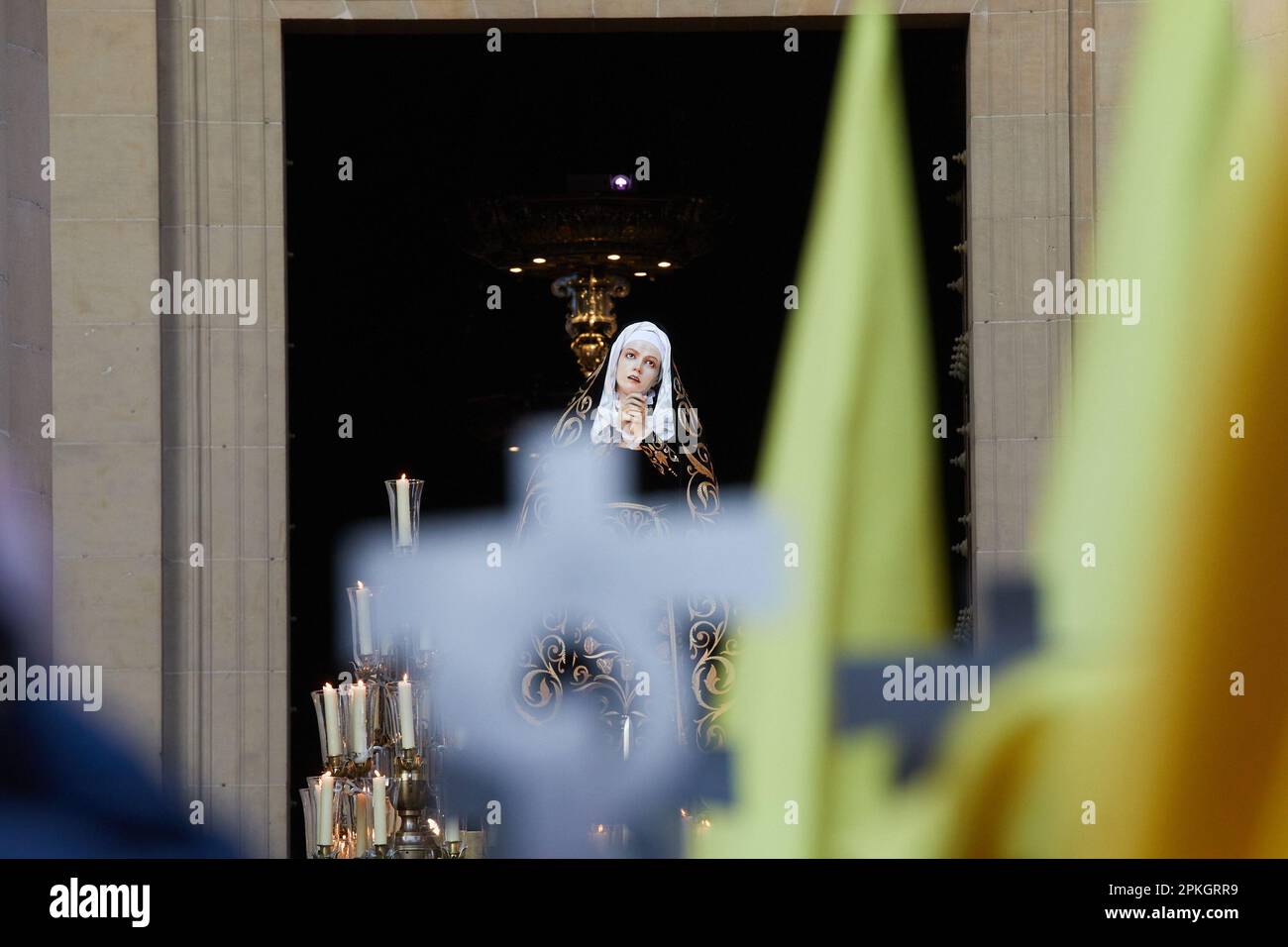 Pamplona, Navarra, España. España.7th Abr. 2023. Religión. Procesiones de Semana Santa. El paso de 'La Dolorosa', creado por Rosendo Nobas en 1883, es el más antiguo de la procesión del Santo Entierro del Viernes Santo de Pamplona, y se une al desfile después de salir de la Catedral de Santa María La Real para participar en el evento más destacado de la Semana Santa de Pamplona, En el que desfilan doce pasos por las calles del casco antiguo en una ruta de más de 2 kilómetros y con la participación de cerca de 2.000 personas en los diferentes grupos que participan en la procesión en Pamplona (España) el 7 de abril de 2023. CR Foto de stock