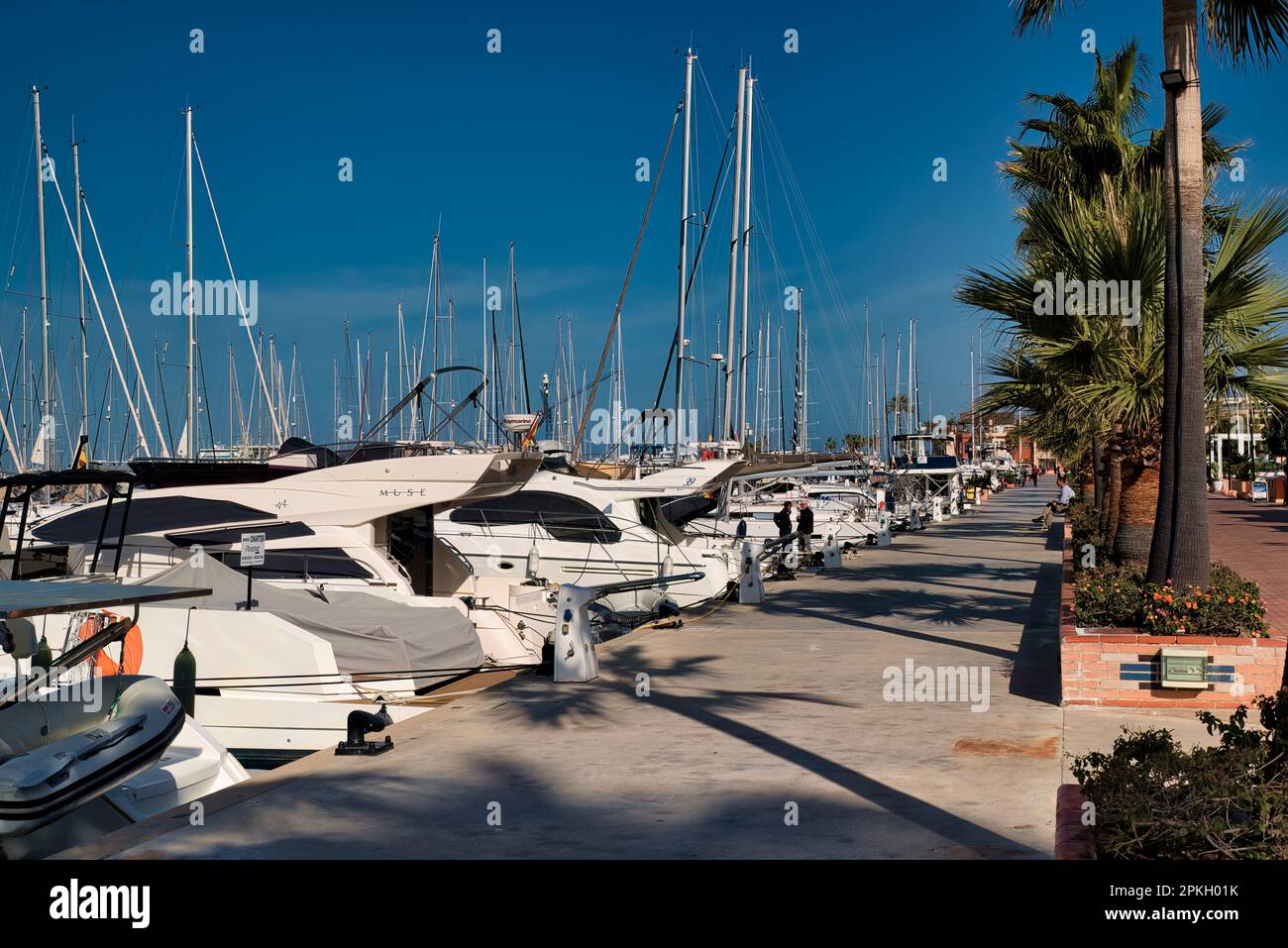 Dénia Marina, una ciudad portuaria del este de España bañada por el Mediterráneo. Provincia de Alicante, Comunidad Valenciana, España, Europa Foto de stock
